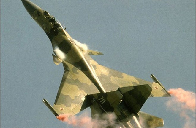 Tiêm kích Su-37 lần đầu xuất hiện đã khiến Phương Tây sửng sốt, sốc và lo sợ? - Ảnh 2.