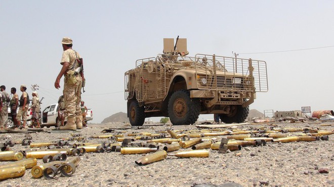 Xe thiết giáp liên quân Saudi Arabia bị bắn cháy như ngả rạ: Từ Mỹ hay Anh đều tan xác - Ảnh 1.