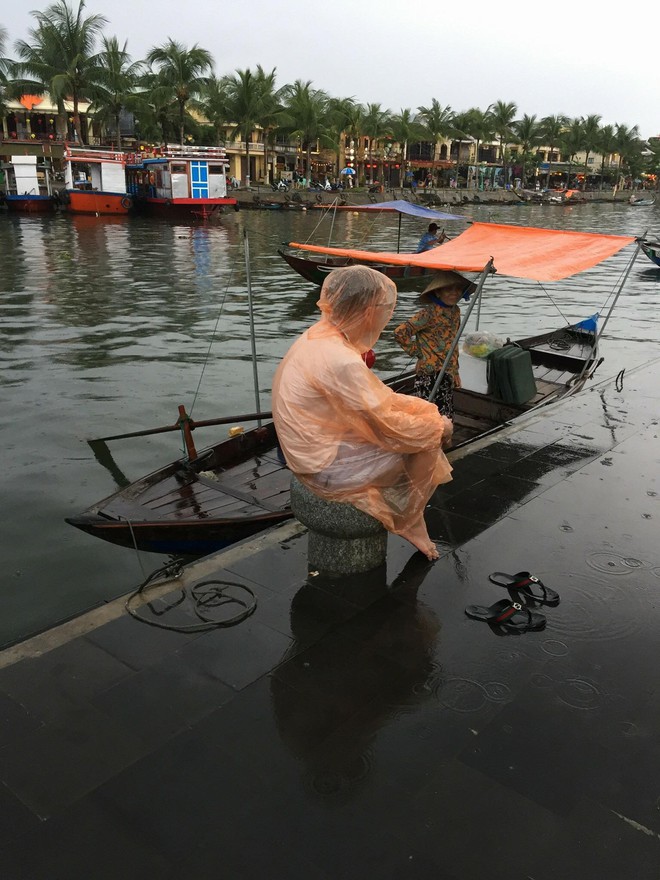 Thanh niên khoe bộ ảnh tạo dáng lạ khi đi du lịch một mình, dân mạng cứ băn khoăn không biết ai là người bấm máy - Ảnh 1.