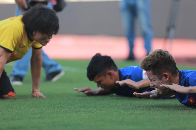 Hồng Duy ở lại U23 Việt Nam, tích cực tập hồi phục - Ảnh 2.
