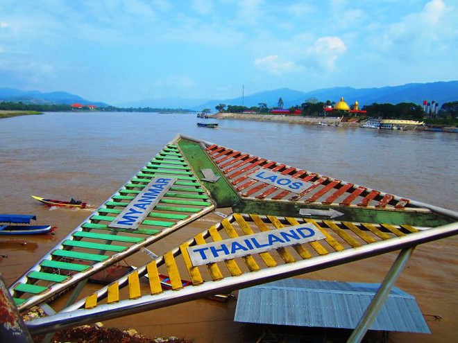 Đường biên giới ngộ nghĩnh của các nước: Đường sơn chia đôi tòa nhà, ngồi uống cà phê bên này, nhón chân qua đã sang lãnh thổ nước khác - Ảnh 16.