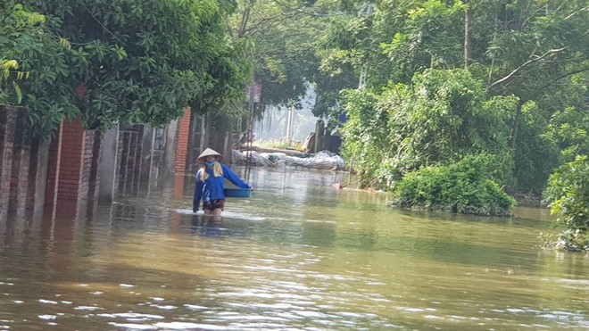 Trẻ vùng lụt Hà Nội hồn nhiên biến đường làng thành bãi tắm - Ảnh 17.