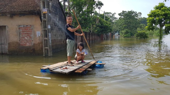 Trẻ vùng lụt Hà Nội hồn nhiên biến đường làng thành bãi tắm - Ảnh 18.