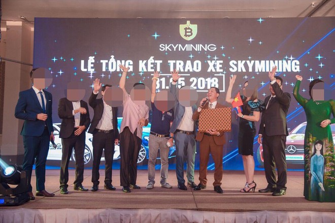 Hé lộ ảnh “tiệc tùng xa xỉ” với dàn siêu xe sang chảnh của ông chủ lừa đảo Sky Mining - Ảnh 4.