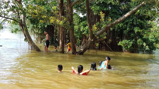 Trẻ vùng lụt Hà Nội hồn nhiên biến đường làng thành bãi tắm - Ảnh 6.