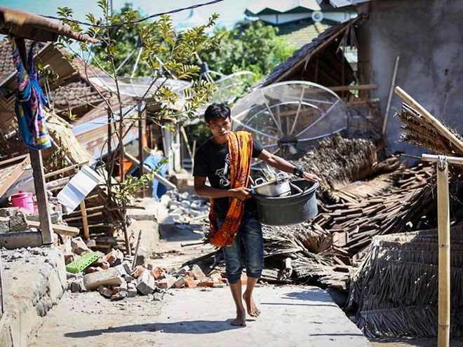 Ảnh: Người dân Indonesia thẫn thờ dọn dẹp đống đổ nát sau động đất - Ảnh 1.