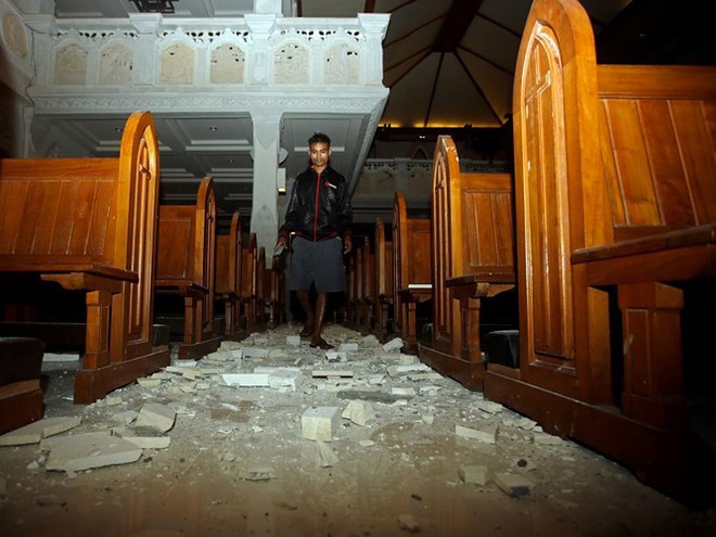 Ảnh: Người dân Indonesia thẫn thờ dọn dẹp đống đổ nát sau động đất - Ảnh 2.