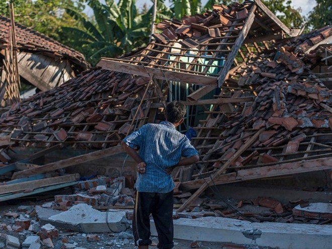 Ảnh: Người dân Indonesia thẫn thờ dọn dẹp đống đổ nát sau động đất - Ảnh 11.