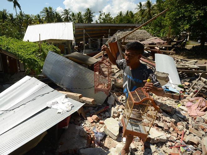 Ảnh: Người dân Indonesia thẫn thờ dọn dẹp đống đổ nát sau động đất - Ảnh 12.