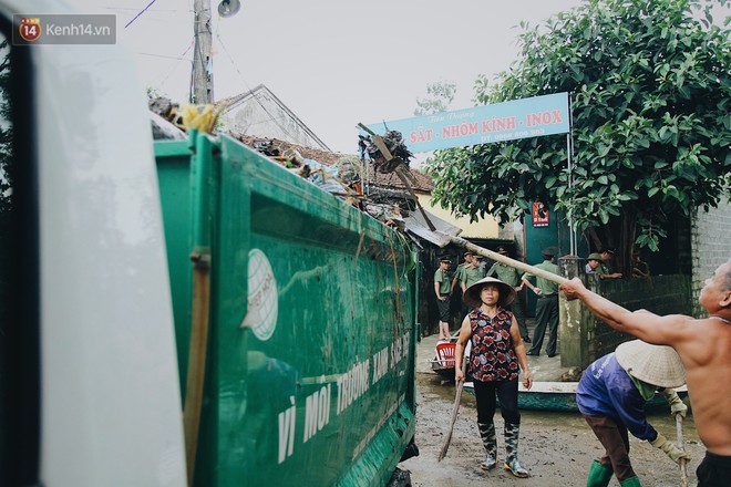 Vui như bà con Chương Mỹ sau trận lũ lịch sử: Mấy đứa cháu được về rồi, nhà cửa rộn ràng hẳn lên! - Ảnh 12.