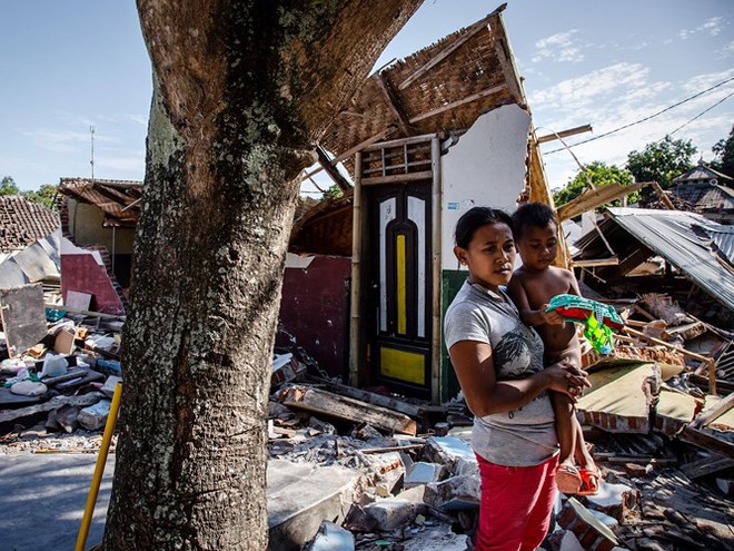 Ảnh: Người dân Indonesia thẫn thờ dọn dẹp đống đổ nát sau động đất - Ảnh 15.
