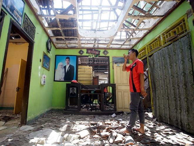 Ảnh: Người dân Indonesia thẫn thờ dọn dẹp đống đổ nát sau động đất - Ảnh 16.