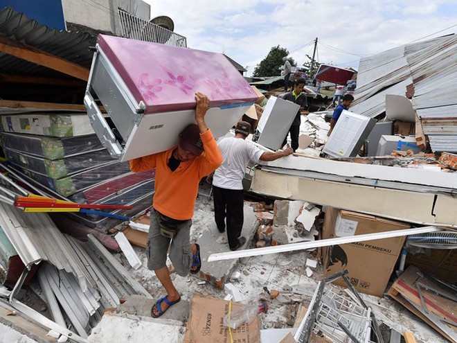 Ảnh: Người dân Indonesia thẫn thờ dọn dẹp đống đổ nát sau động đất - Ảnh 18.