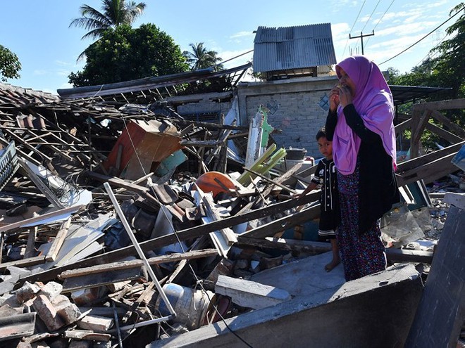 Ảnh: Người dân Indonesia thẫn thờ dọn dẹp đống đổ nát sau động đất - Ảnh 19.