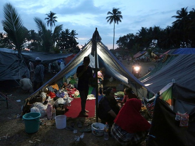 Ảnh: Người dân Indonesia thẫn thờ dọn dẹp đống đổ nát sau động đất - Ảnh 20.