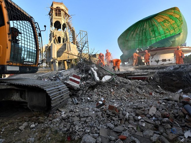 Ảnh: Người dân Indonesia thẫn thờ dọn dẹp đống đổ nát sau động đất - Ảnh 3.