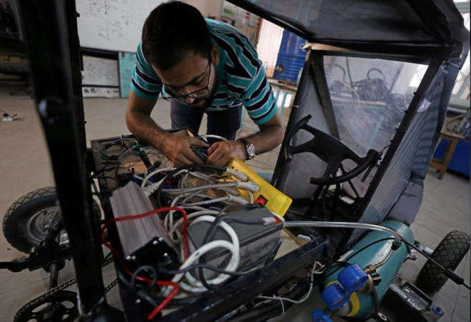 Chán dùng xăng, nhóm sinh viên Ai Cập tự thiết kế xe chạy bằng không khí cho nó tiết kiệm - Ảnh 3.