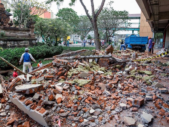 Ảnh: Người dân Indonesia thẫn thờ dọn dẹp đống đổ nát sau động đất - Ảnh 4.
