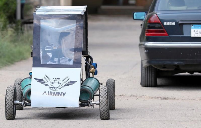 Chán dùng xăng, nhóm sinh viên Ai Cập tự thiết kế xe chạy bằng không khí cho nó tiết kiệm - Ảnh 4.