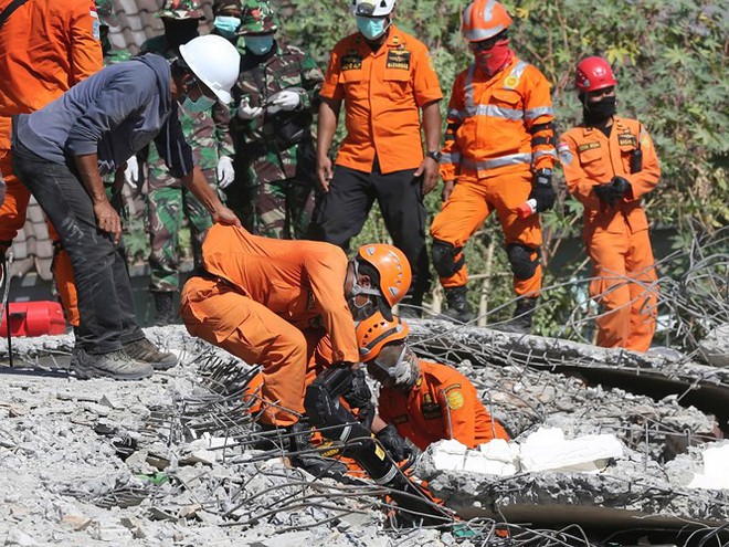 Ảnh: Người dân Indonesia thẫn thờ dọn dẹp đống đổ nát sau động đất - Ảnh 6.