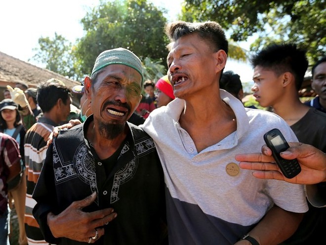 Ảnh: Người dân Indonesia thẫn thờ dọn dẹp đống đổ nát sau động đất - Ảnh 7.