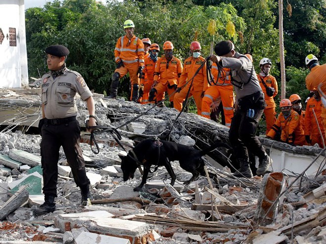Ảnh: Người dân Indonesia thẫn thờ dọn dẹp đống đổ nát sau động đất - Ảnh 9.