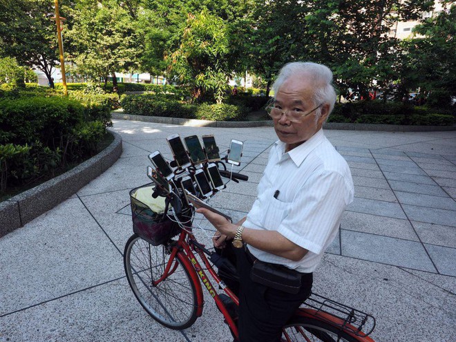 Ngã mũ trước cụ già 70 tuổi đạp xe chở 11 smartphone chỉ để đi bắt Pokemon - Ảnh 1.