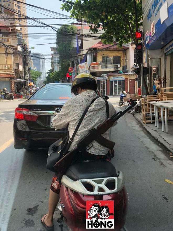 Cư dân mạng sốc khi nhìn chị ninja đeo súng AK đi hiên ngang trên phố - Ảnh 1.