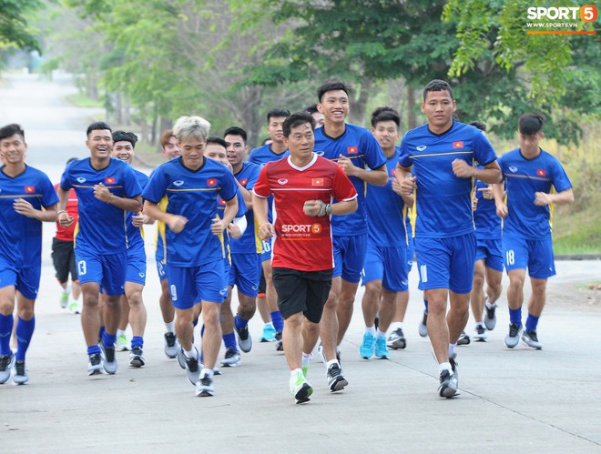 Olympic Việt Nam phải tập ngoài đường, VFF kiến nghị lên AFC - Ảnh 4.