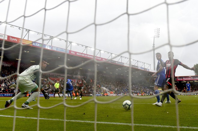 Thủ môn Philippines làm điều chưa cầu thủ ĐNA nào làm được tại Premier League - Ảnh 6.