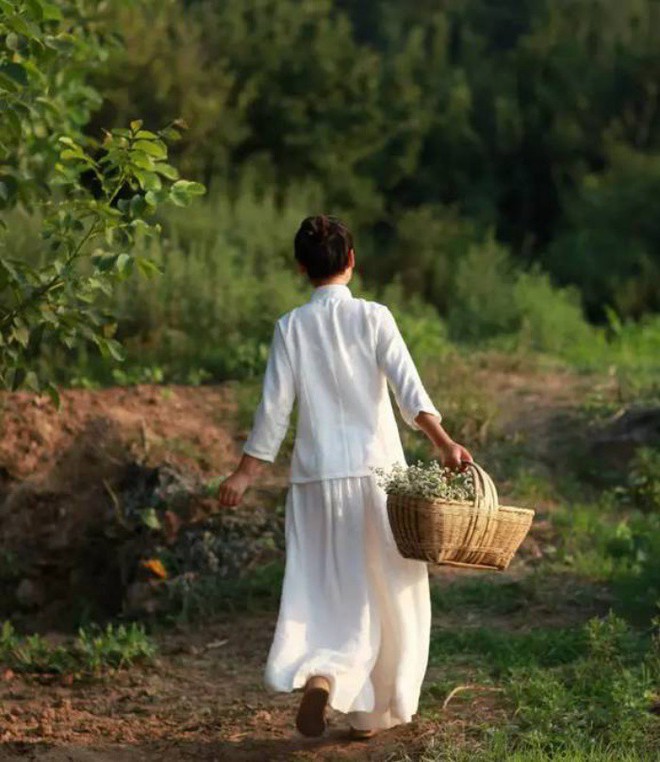 Yêu thích cuộc sống tĩnh lặng trên núi, cô gái 23 tuổi tự tay dựng ngôi nhà nhỏ, trồng rau, sống an nhàn những ngày thanh xuân - Ảnh 9.