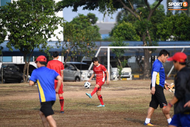 Thắng U23 Pakistan, U23 Việt Nam có thể vẫn tiếp tục tập ở sân mặt ruộng - Ảnh 1.