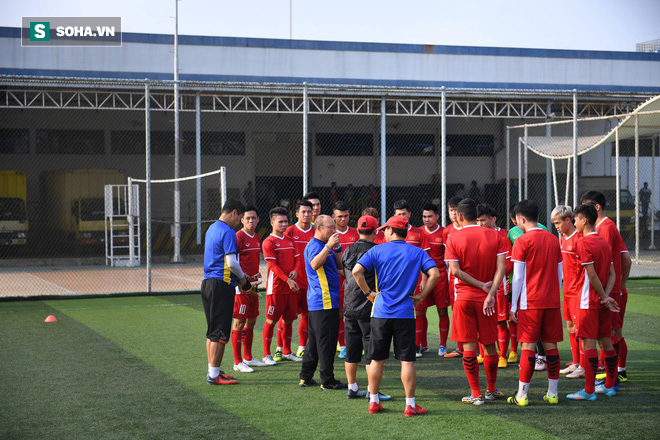 24 tiếng trước giờ bóng lăn, U23 Việt Nam phải tập trên sân mặt ruộng - Ảnh 6.