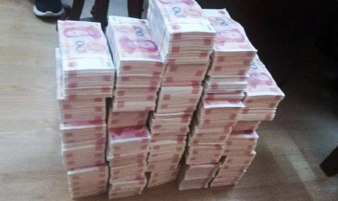 Trung Quốc: Hai người đàn ông in tiền giả bán để trả tiền viện phí cho con gái - Ảnh 1.