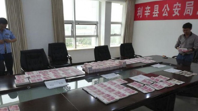 Trung Quốc: Hai người đàn ông in tiền giả bán để trả tiền viện phí cho con gái - Ảnh 2.
