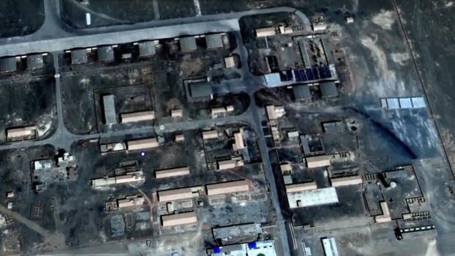 Google Earth làm lộ căn cứ quân sự bí mật của Trung Quốc trên sa mạc? - Ảnh 1.