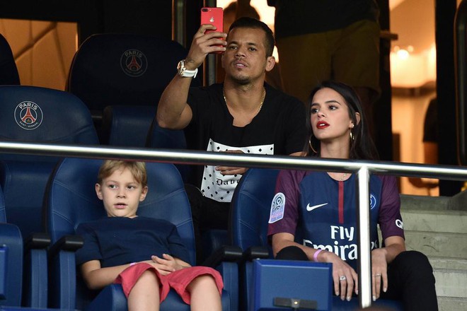 Bạn gái Neymar nổi bật trên khán đài, cổ vũ bạn trai thắng ngày ra quân - Ảnh 3.