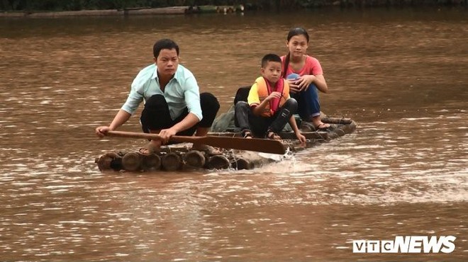 Ảnh: Dân Lạng Sơn diễn xiếc trên cầu tre dài 100m bắc qua sông - Ảnh 4.