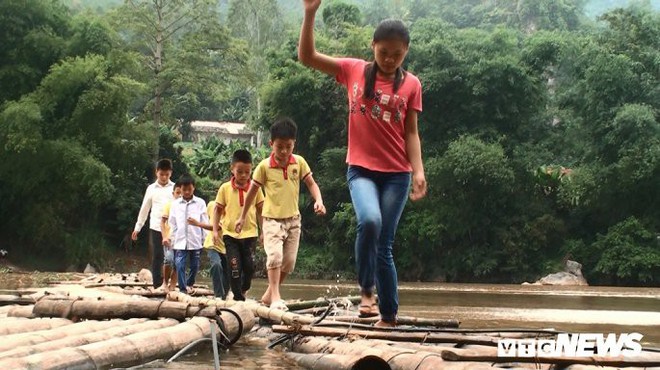 Ảnh: Dân Lạng Sơn diễn xiếc trên cầu tre dài 100m bắc qua sông - Ảnh 6.