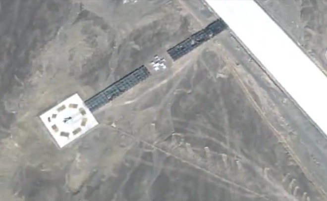 Google Earth làm lộ căn cứ quân sự bí mật của Trung Quốc trên sa mạc? - Ảnh 7.