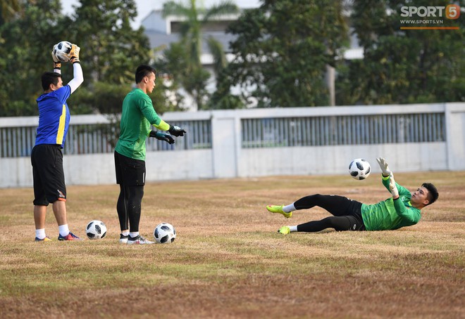 U23 Việt Nam: Mưa tuyết còn chẳng sợ, sân tập mặt ruộng có là gì - Ảnh 2.