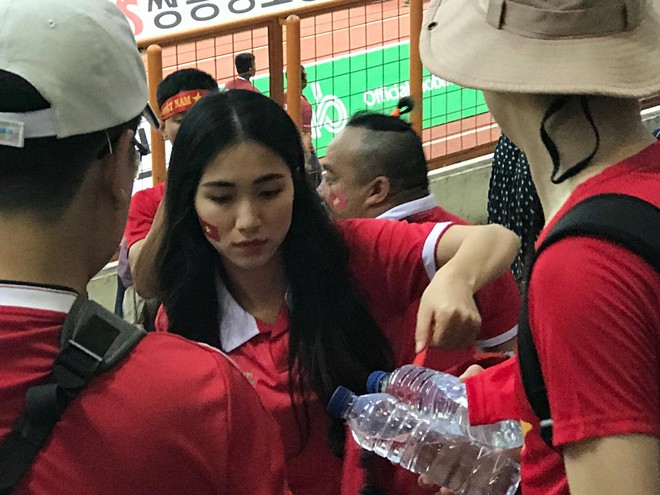 Hòa Minzy khiến dân mạng chú ý khi xuất hiện trên khán đài xem U23 và Công Phượng thi đấu - Ảnh 5.
