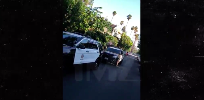 Hàng loạt xe cảnh sát và trực thăng kéo đến nhà Rihanna khi có chuông báo động, chuyện gì vừa xảy ra? - Ảnh 1.