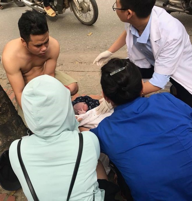 Gọi 5 chiếc xe taxi mà không ai dừng chở đi cấp cứu, người phụ nữ sinh con giữa phố Hà Nội trong 7 giây - Ảnh 3.