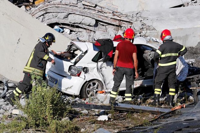 Ảnh: Hàng loạt ô tô bị rơi và đè bẹp rúm trong vụ sập cầu Italy - Ảnh 1.