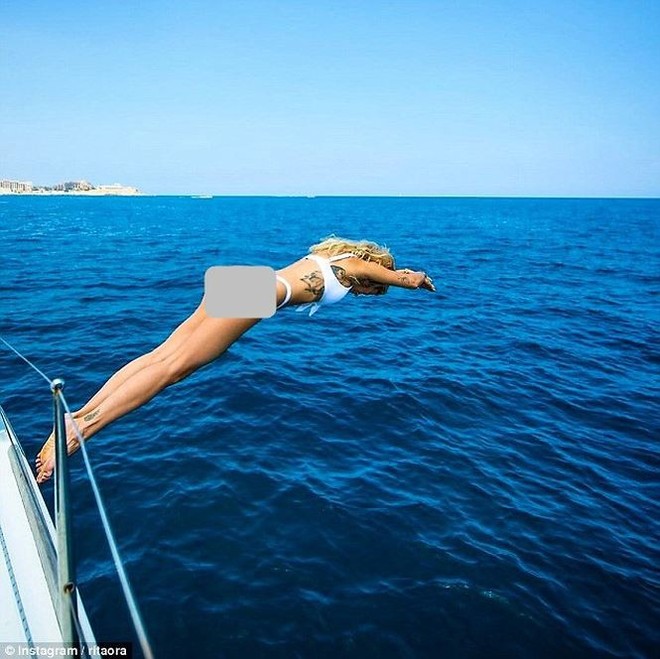Rita Ora diện bikini trắng gợi tình trước nắng gió biển - Ảnh 5.