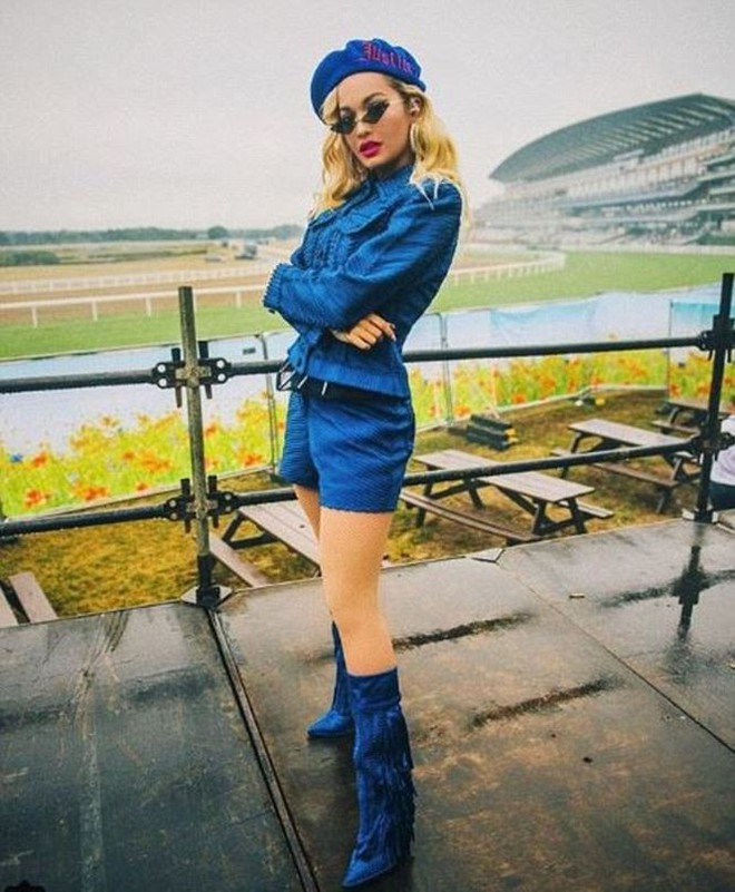 Rita Ora diện bikini trắng gợi tình trước nắng gió biển - Ảnh 9.