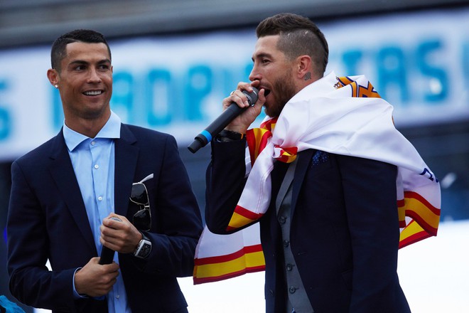 Ronaldo ngôn tình quá đà, đại ca Real Madrid lập tức ra tay chỉnh nắn - Ảnh 1.