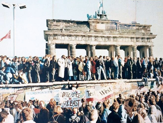 Những bức ảnh về Bức tường Berlin chia tách Đông Đức và Tây Đức - Ảnh 10.