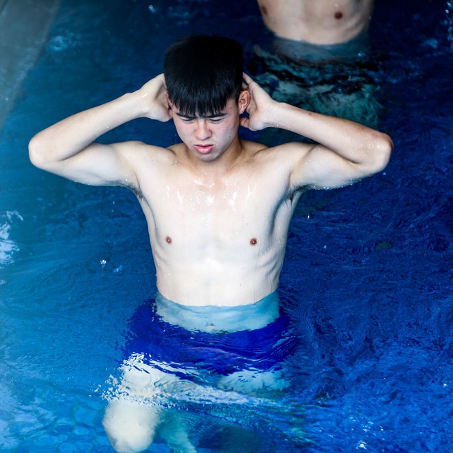 Bùi Tiến Dũng khoe cơ bắp như siêu mẫu, Quang Hải - Xuân Mạnh thả dáng cùng hình xăm - Ảnh 3.